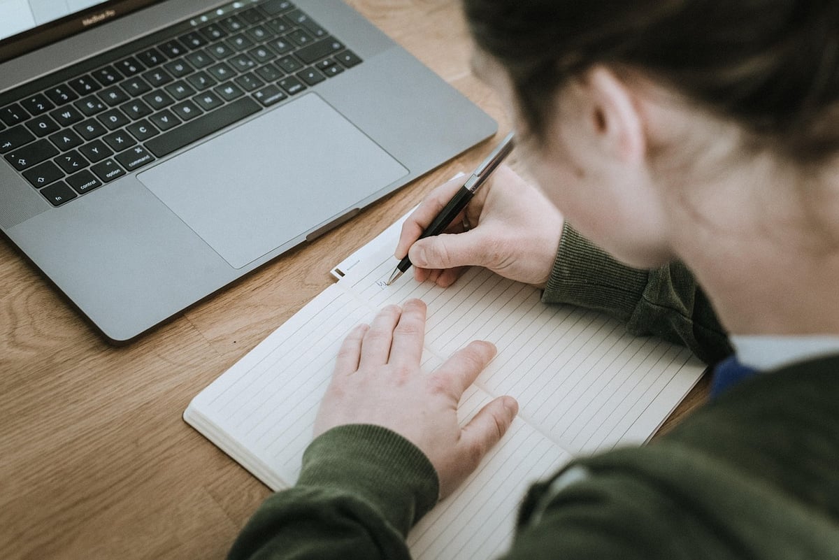 Formation rédacteur web : comment acquérir les compétences essentielles en 2025 ?