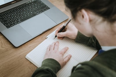 Formation rédacteur web : comment acquérir les compétences essentielles en 2025 ?