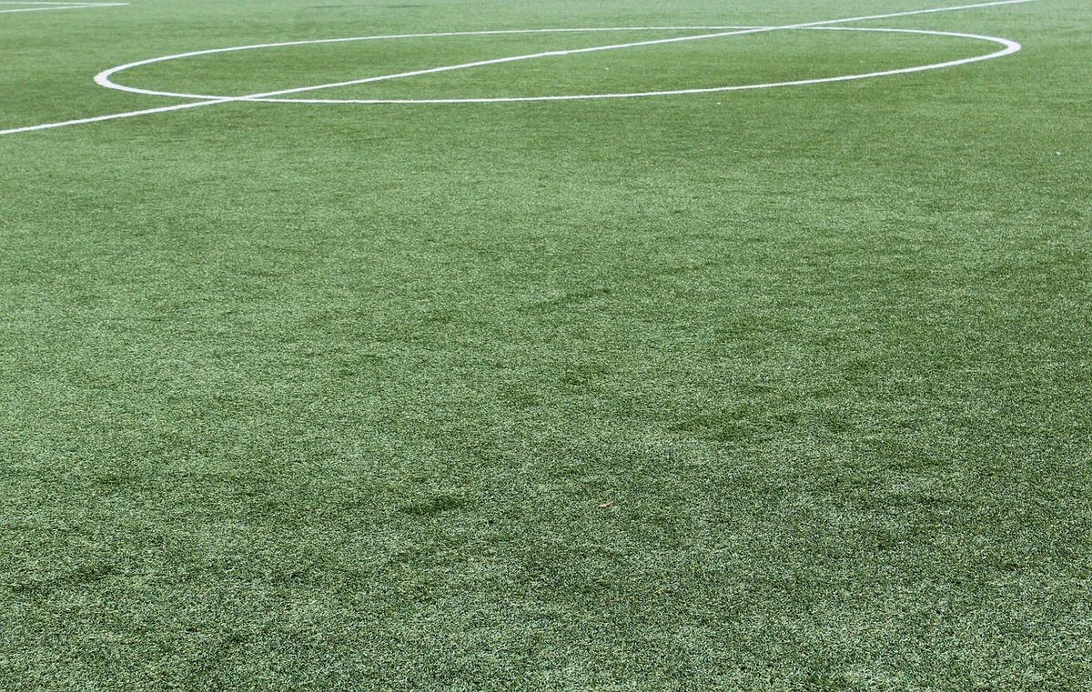 Pourquoi les terrains synthétiques s’imposent aujourd’hui comme indispensables aux clubs