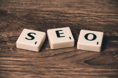 Outils SEO payants vs gratuits : que choisir ?